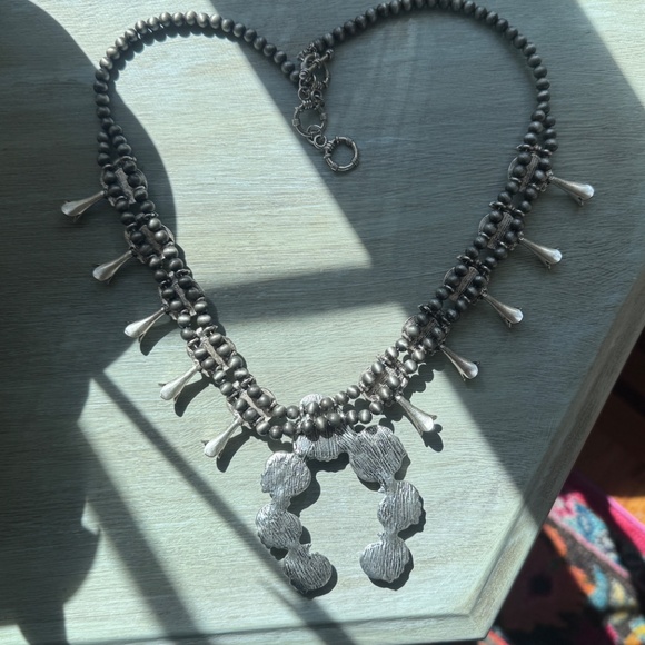 White Howlite Squash Blossom Necklace in Southwestern Navajo Style - Picture 7 of 8